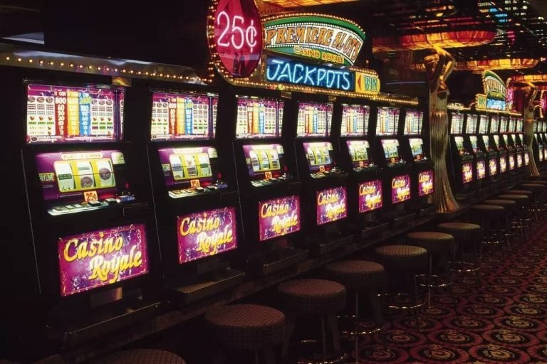 4118 mobile app interface showing sports betting and casino options for Filipino players